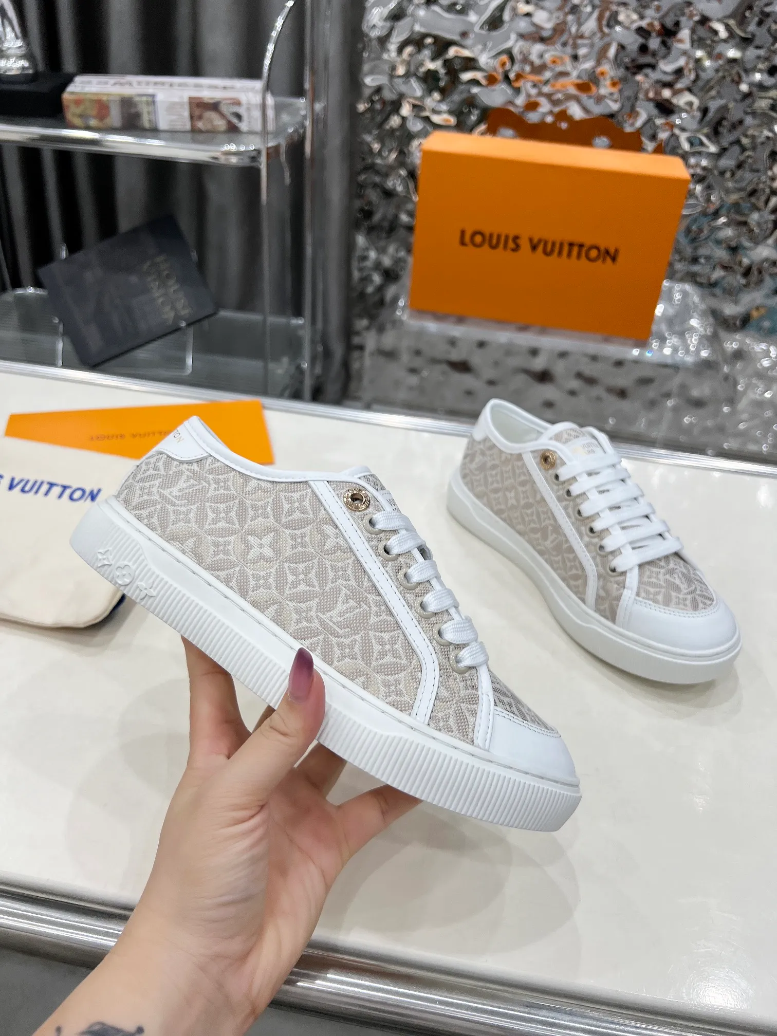 👟👟Ex-factory price 420👟👟 New arrival🆕🆕🆕 This LV Lagoon sneaker is made of lightweight canvas embroidered with the handwritten Louis Vuitton Paris logo. It highlights the casual summer atmosphere with a trendy and simple configuration, and can easily brighten up various looks. Monogram flowers bloom on the soft rubber sole. Code number: 35~41, multiple colors available! Oil edges + TPU outsole + drawer box packaging